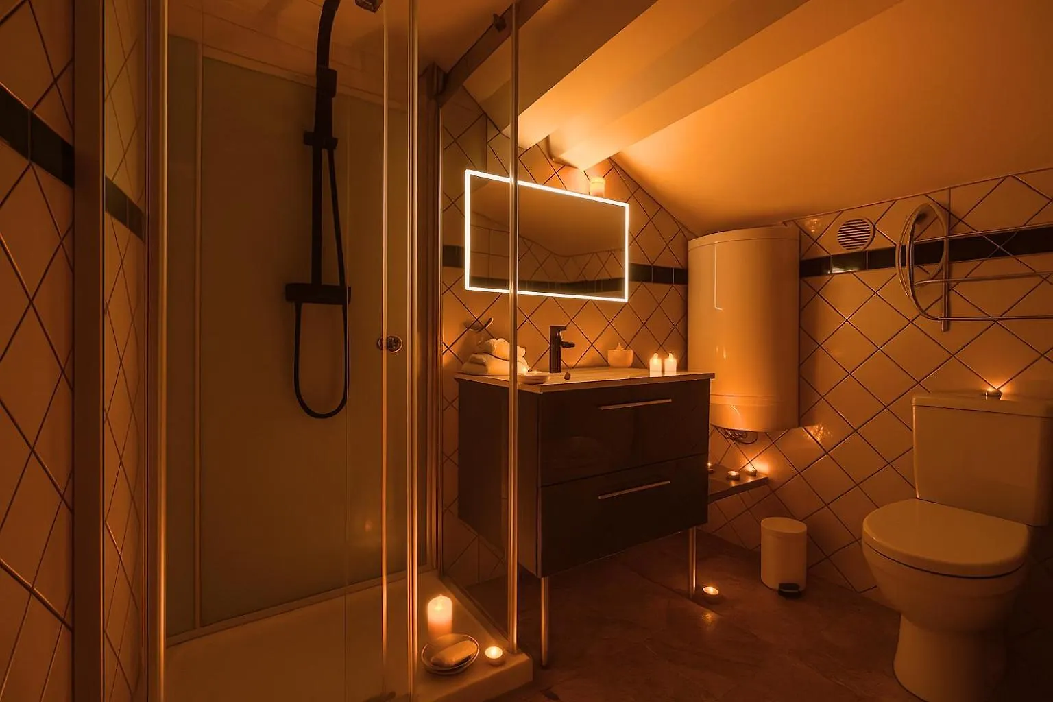 Appart'Hotel Chaleureux Au Coeur De Tullins - Le Roitelet